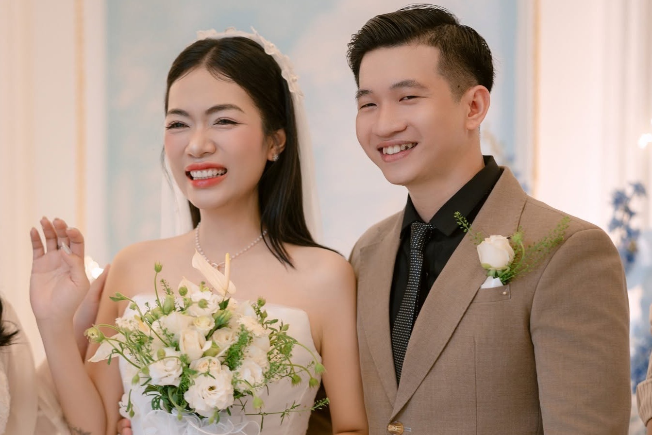 Shipper cưới mẹ đơn thân sau 8 năm được lưu số là 'anh giao hàng'
