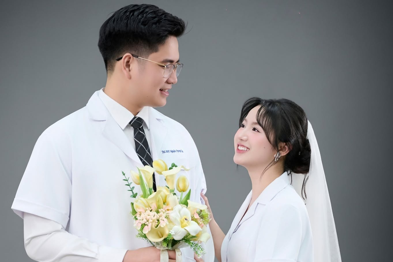 b&aacute;c sĩ nội tr&uacute; ảnh 1