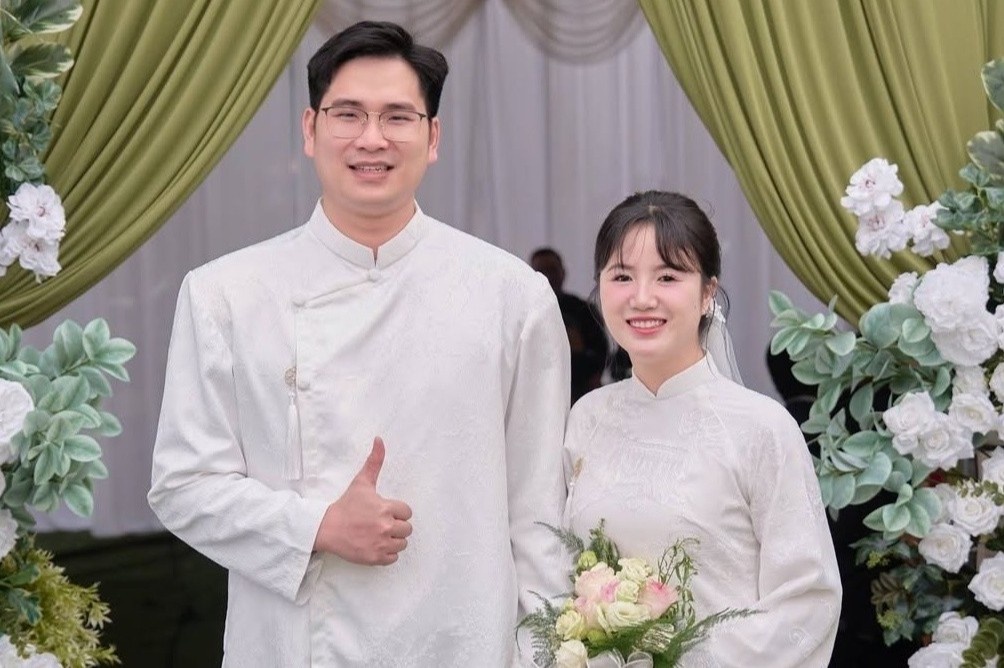 Cặp đôi bác sĩ nội trú không đi chơi, không du lịch suốt 8 năm yêu