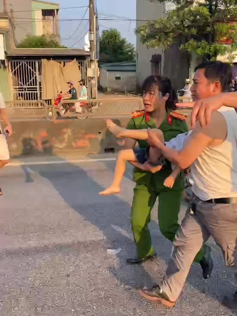 cứu b&eacute; 4 tuổi ảnh 1