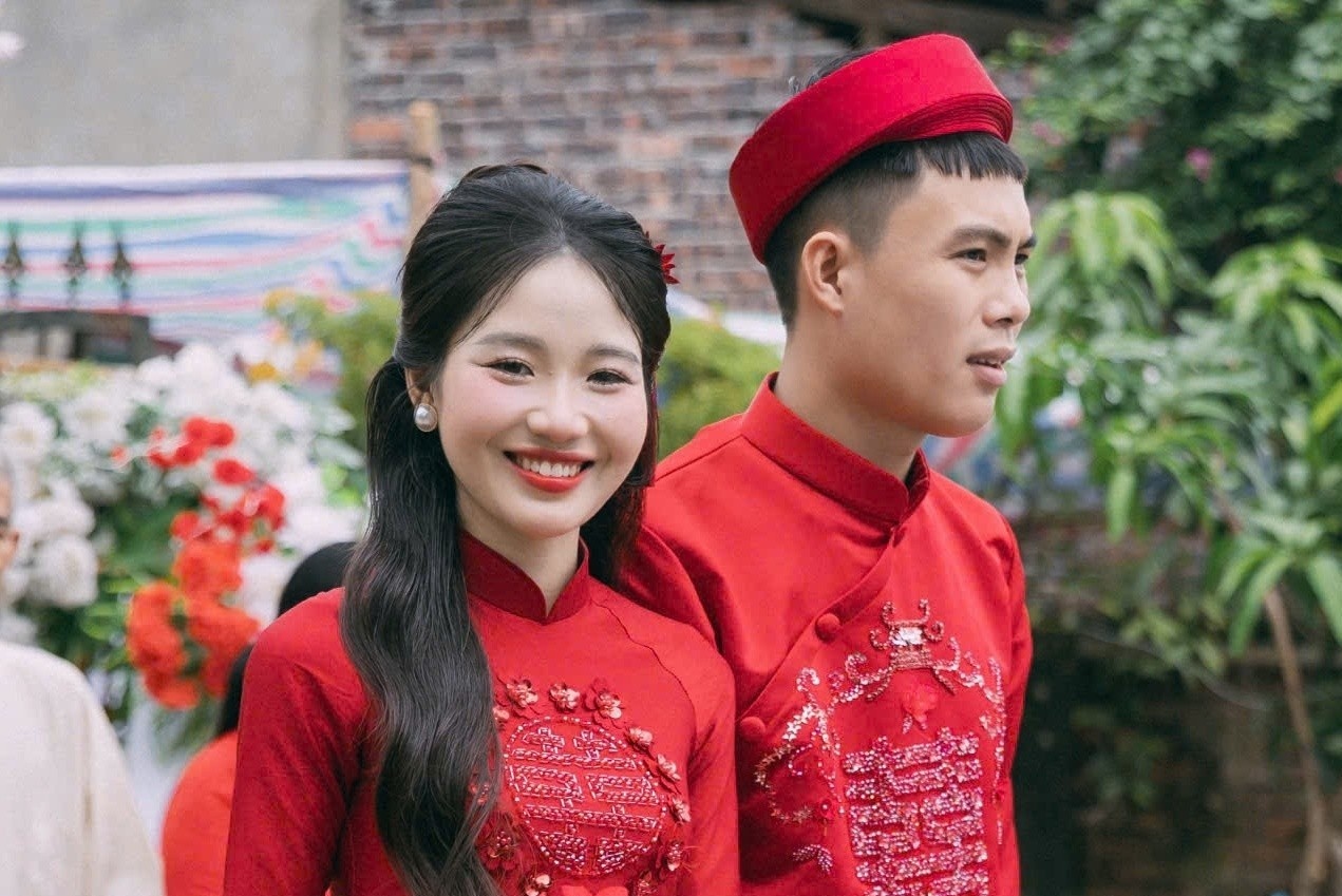 Màn rước dâu 'thần tốc' của cặp đôi nhà cách nhau 4 m