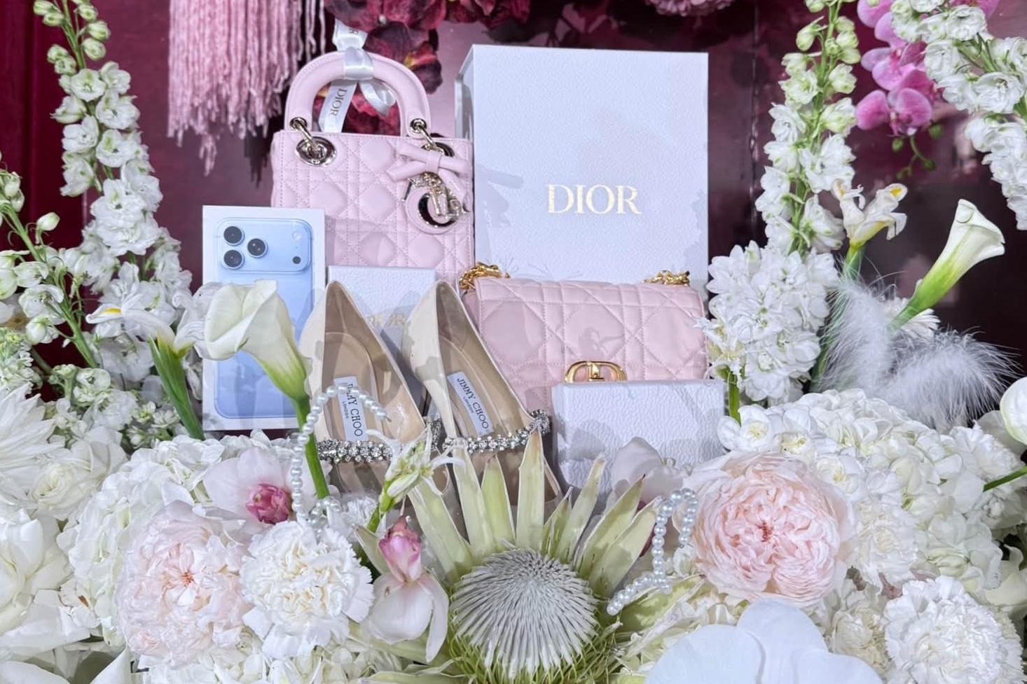Hỏi vợ bằng tráp cưới có iPhone 18 Promax, túi Dior