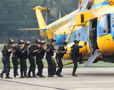De nghi trang bi tau bay, tau thuy cho canh sat co dong hinh anh