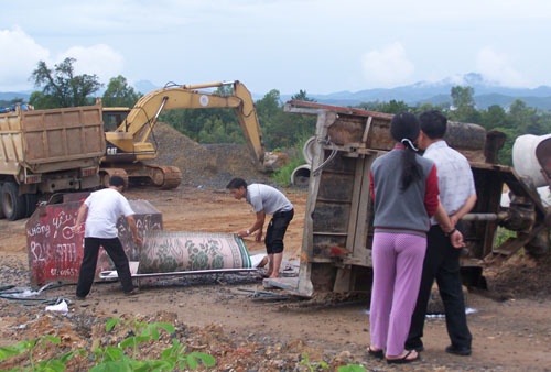 Lat xe cong nong, mot hoc sinh bi de chet hinh anh