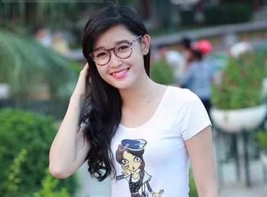 Hot boy ban oc, hot girl tap nap kinh doanh thoi trang hinh anh