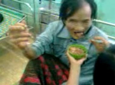 Bua com dau tien cua 'nguoi rung' 82 tuoi hinh anh