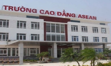 Mot truong cao dang kien Bo Giao duc ra toa hinh anh
