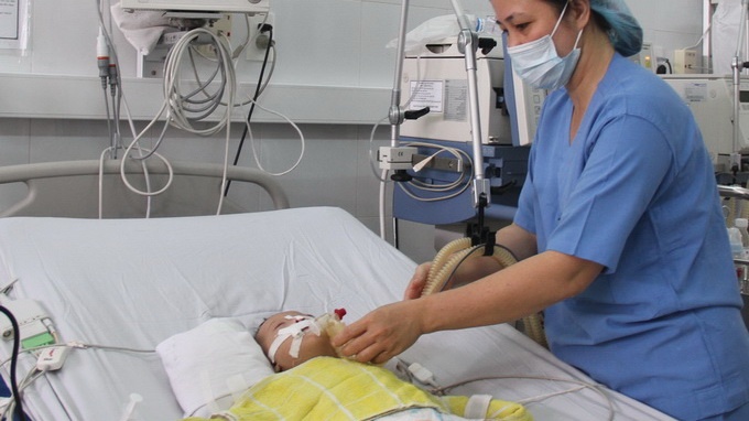 Cuu song benh nhi bi benh tim tim den nguoi hinh anh