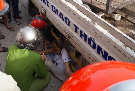 Bi thu do, cu ong chui xuong gam xe CSGT hinh anh