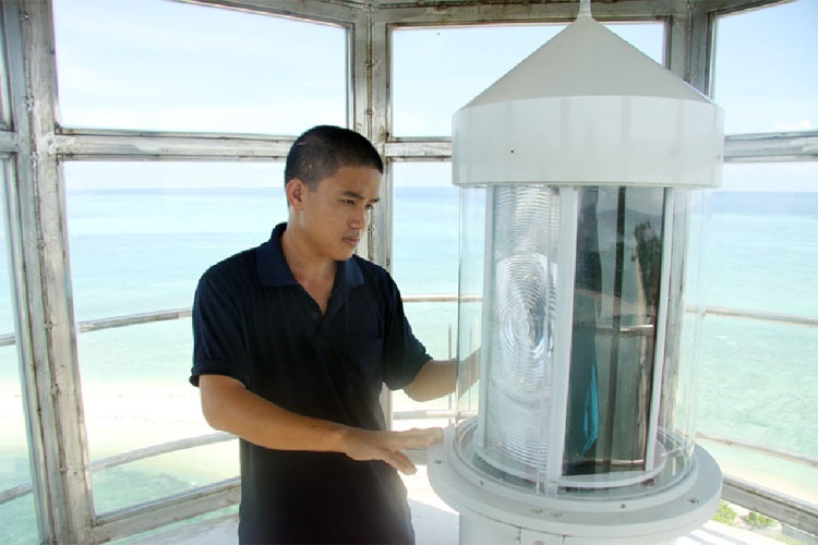 Chang trai tre gac den o Nam Yet hinh anh