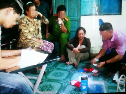 Nguoi phu nu ve chai 'nhat' duoc tui vang tien ty hinh anh