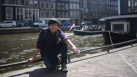 La thu cam dong mung sinh nhat bo cua chang trai tre hinh anh