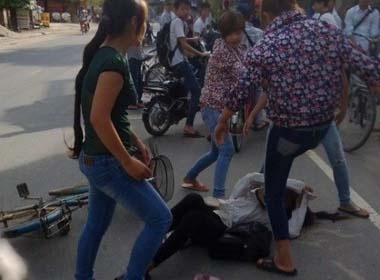 Bi danh hoi dong, nu sinh dam rach mat ban hinh anh