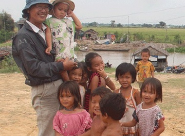 Phan nguoi khong quoc tich o xom Viet kieu hinh anh