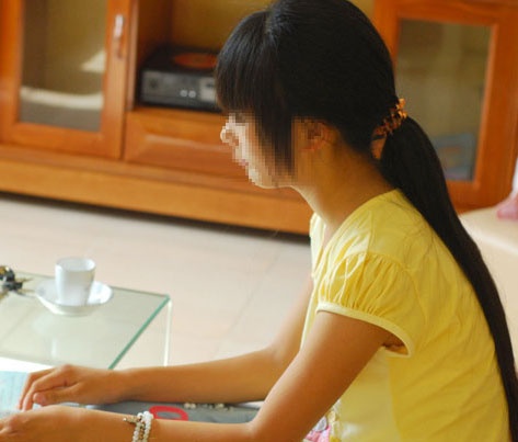 Hanh trinh tro ve cua be gai bi lua ban sang Trung Quoc hinh anh