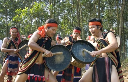 Dua hinh anh nguoi Cor vao sach song ngu hinh anh