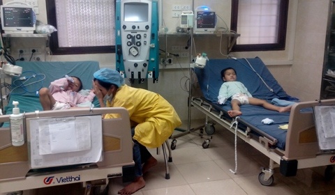 3 be bi bo bat uong thuoc sau da qua con nguy kich hinh anh