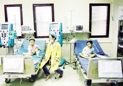 Loc mau lien tuc cuu 3 chau be bi bo ep uong thuoc sau hinh anh