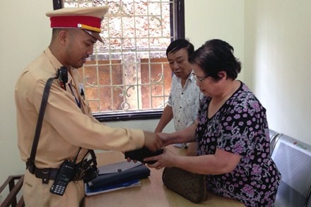 Can bo Cong an nhat duoc cua roi tim nguoi tra lai hinh anh