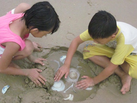 Tre em lang chai dung co vat lam... do choi hinh anh