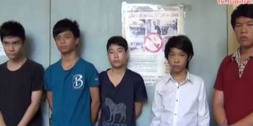 Nguoi dan dung vo bat nhom tuoi teen cuop giat tui xach hinh anh