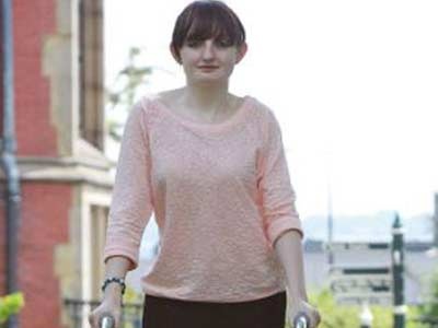 Thieu nu 17 tuoi keo dai chan bang nam cham hinh anh