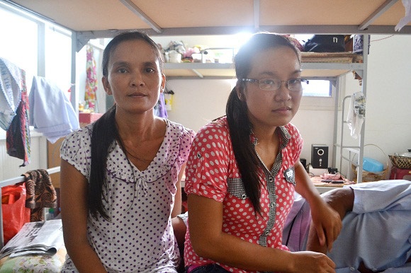 Co cong nhan ngheo co cha chay than van do DH hinh anh