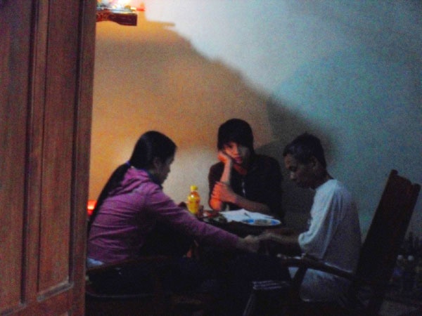 Nu sinh hoa 'thanh co' chua bach benh hinh anh