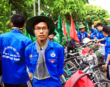 9X Viet dap xe xuyen Dong Duong hinh anh