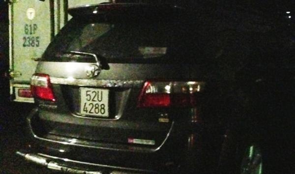 Tai xe lai oto Toyota Fortuner can nguoi roi bo chay hinh anh