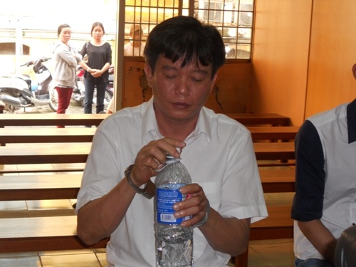 Mat 100 trieu, thue nguoi bat va danh dap ban da man hinh anh