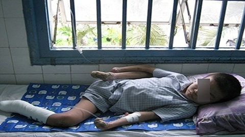 Gia canh eo le cua chang trai rung dan tu chi hinh anh