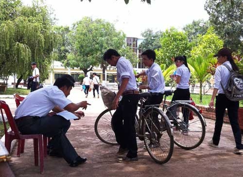 Mac sai dong phuc, hon 100 HS bi “duoi” hinh anh