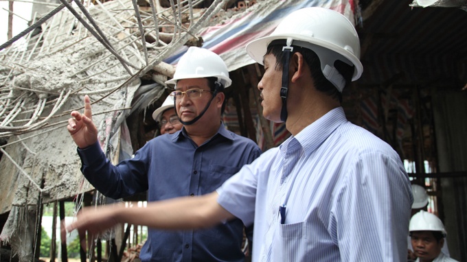 Bo truong leo thang go kiem tra vu sap tran nha 5 tang hinh anh