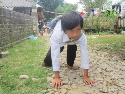 Cau be nang 23 kg di hoc bang tay hinh anh