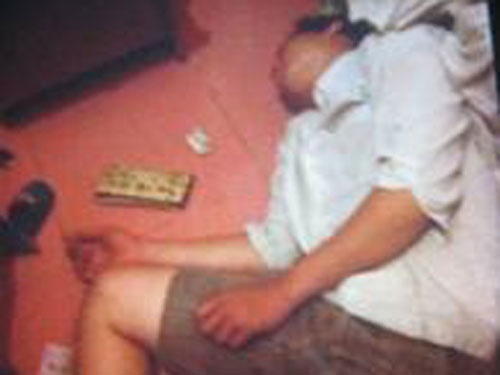 Bi ngat khi di an trom, duoc cong an dua di cap cuu hinh anh