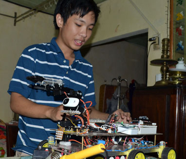 Cau hoc tro che tao robot hinh anh