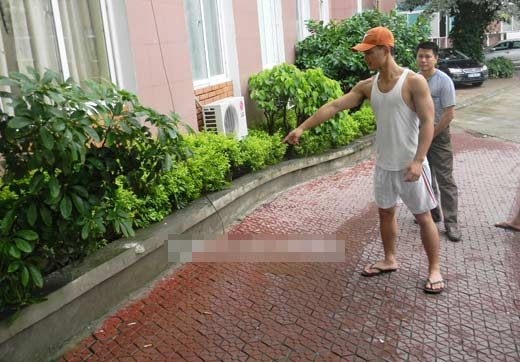 Vao benh vien trom do, roi tu tang 5 xuong thoat chet hinh anh