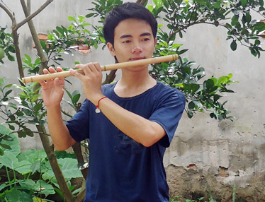 Chang trai thoi sao khien dan mang me man hinh anh