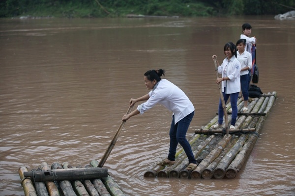 Doc dao noi hoc tro vac mai cheo di hoc hinh anh