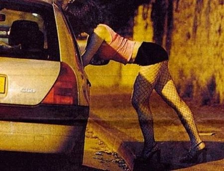 Truong CA bi gai mai dam... coi het quan ao an va hinh anh