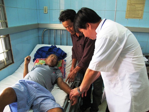 Co giao nhot chong, bat nhin doi vi khong ky giay vay tien hinh anh