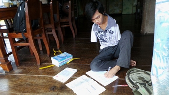 Chang tan sinh vien khong tay hinh anh