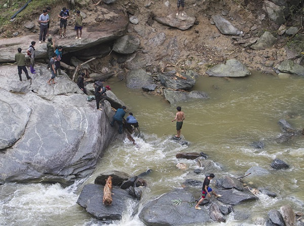 Tim thay thi the thu 10 trong tran lu quet tai thon Can Ho A hinh anh