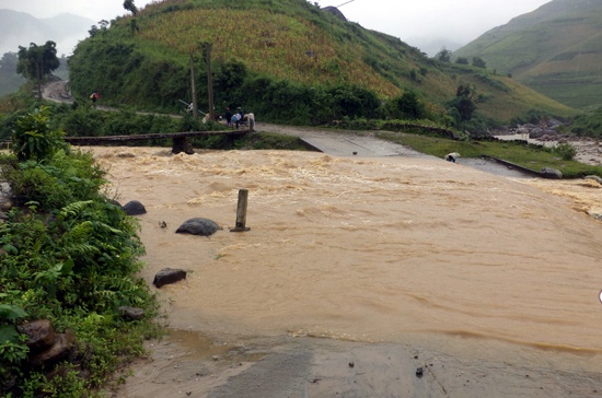 Mot co giao mam non bi lu cuon mat tich hinh anh