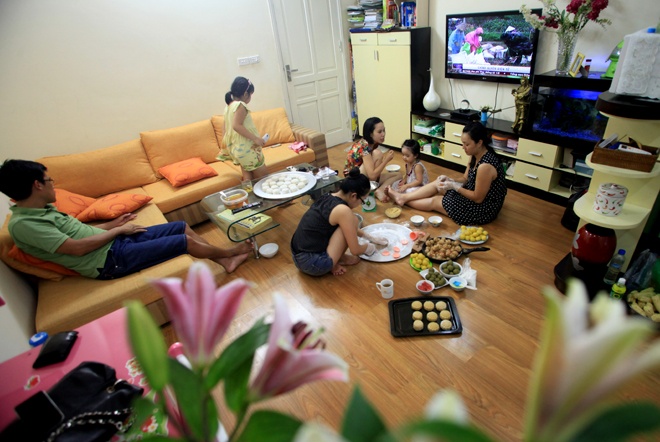 Trao luu tu lam banh trung thu len ngoi, banh cong ty e am hinh anh