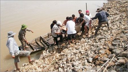 Xuong xuong ba la chup anh, hai sinh vien chet duoi hinh anh