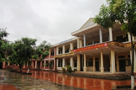 Chuyen phia sau nhung truong hoc bo hoang hinh anh