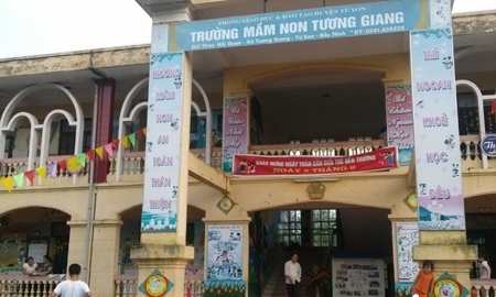 Hieu truong bi dinh chi, phu huynh o at cho con toi lop hinh anh