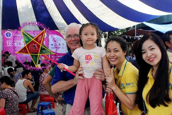 Sinh vien ban nem chua, thit nuong lam tu thien hinh anh